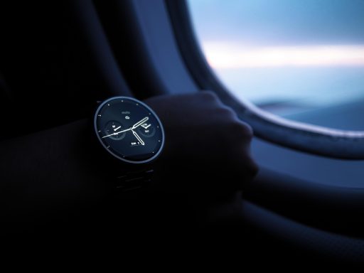 Verschillende smartwatches naast elkaar op een tafel voor een vergelijking