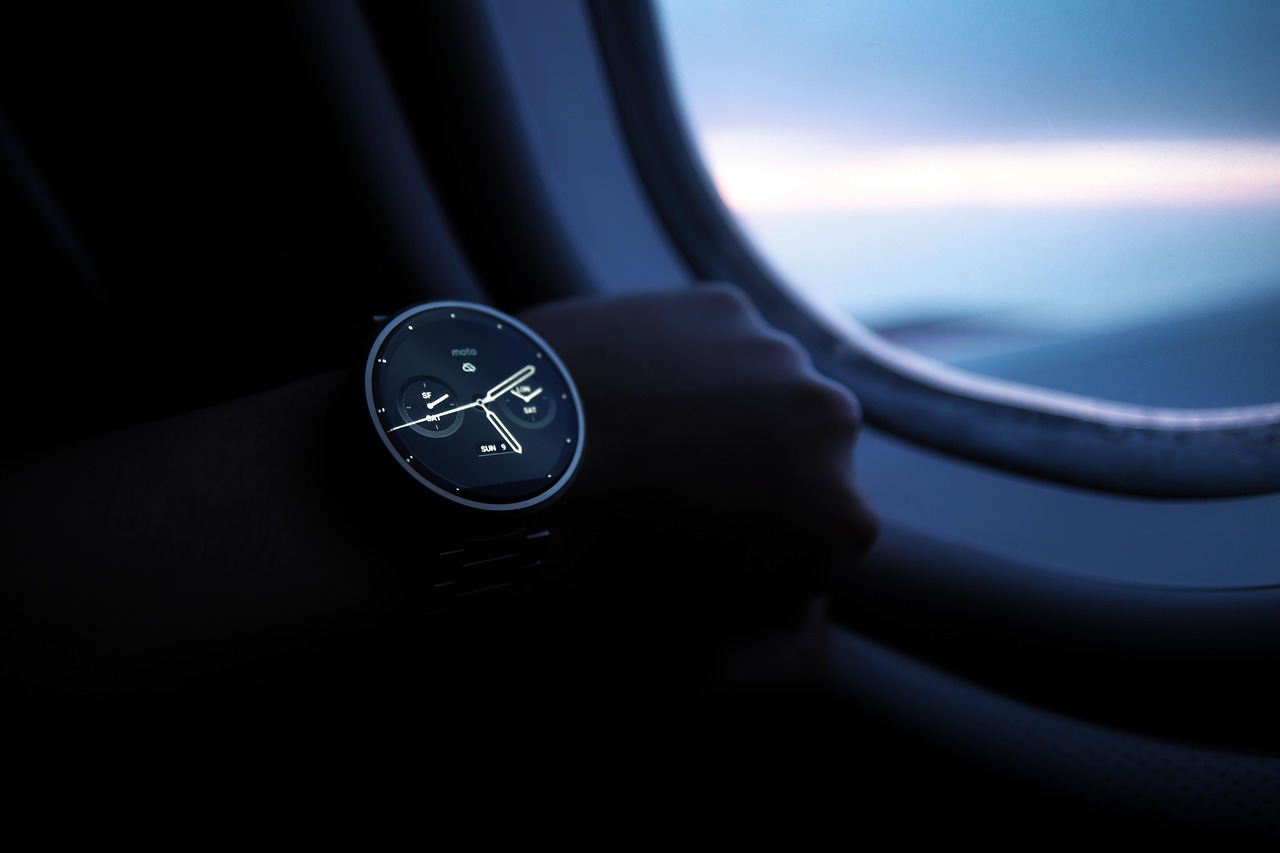 Verschillende smartwatches naast elkaar op een tafel voor een vergelijking
