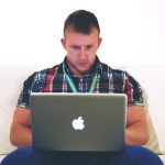 Persoon die thuis werkt op een laptop met een beveiligde verbinding