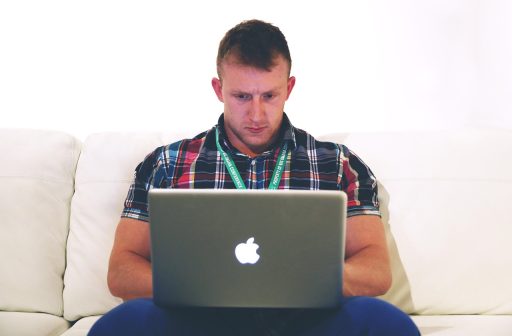 Persoon die thuis werkt op een laptop met een beveiligde verbinding