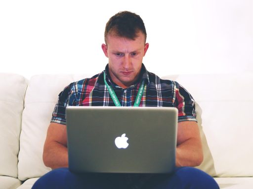 Persoon die thuis werkt op een laptop met een beveiligde verbinding