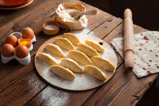 Potten met gefermenteerde voeding zoals zuurkool en kimchi op een keukenblad