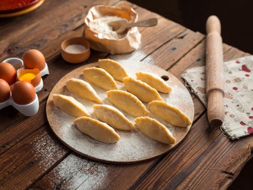 Potten met gefermenteerde voeding zoals zuurkool en kimchi op een keukenblad