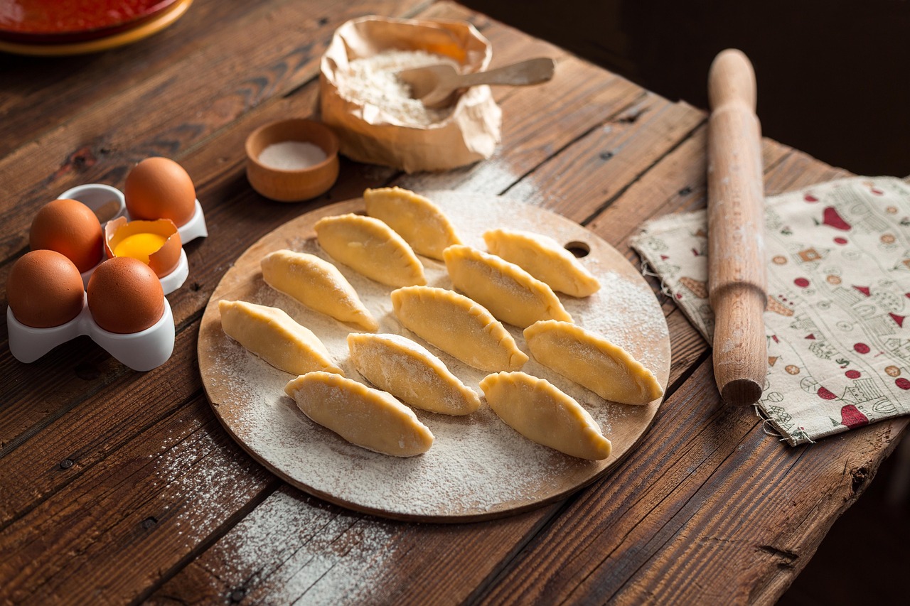 Potten met gefermenteerde voeding zoals zuurkool en kimchi op een keukenblad