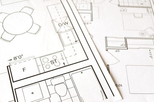 Aannemer die buitenwerk uitvoert aan een woning tijdens de zomer