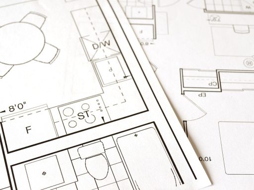 Aannemer die buitenwerk uitvoert aan een woning tijdens de zomer