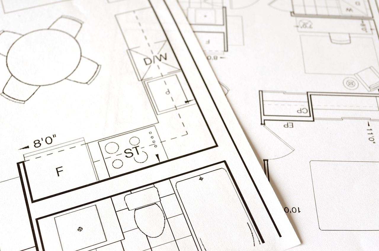 Aannemer die buitenwerk uitvoert aan een woning tijdens de zomer
