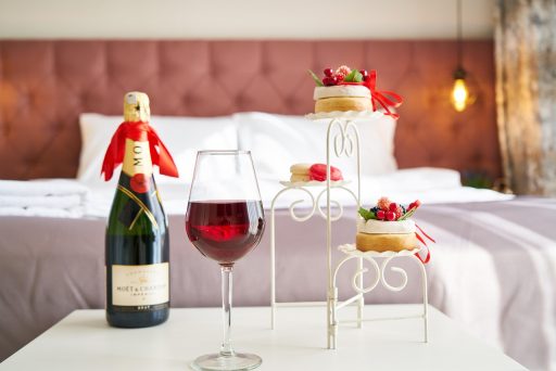 Gezonde snacks en fruit uitgestald op een hotelkamertafel naast een kleine koelkast