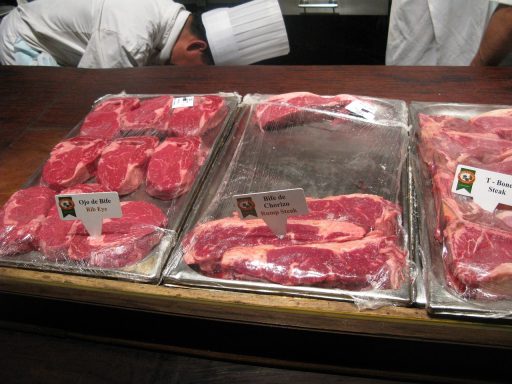 Diverse goedkope eiwitbronnen zoals eieren, linzen en tonijn in blik op een keukentafel