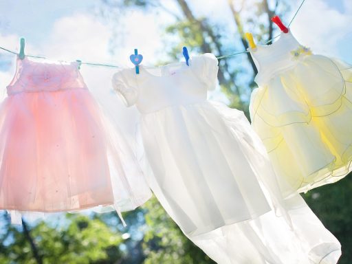 Wasmachine met synthetische kleding die wordt gewassen