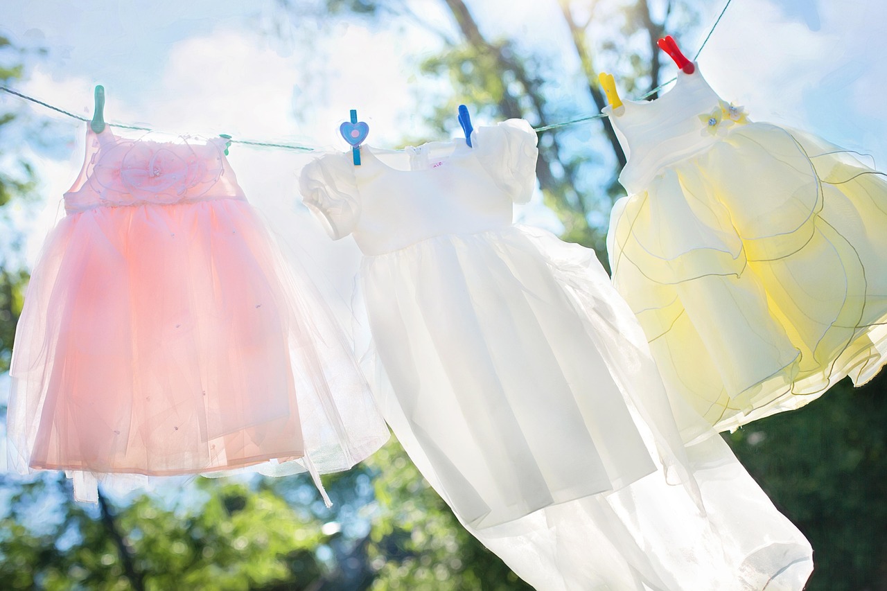 Wasmachine met synthetische kleding die wordt gewassen