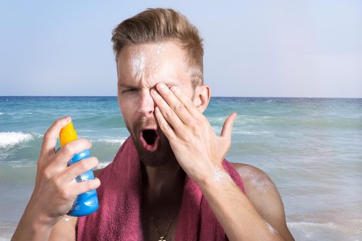 Verschillende tubes zonnebrandmiddel op een strand in de zomer