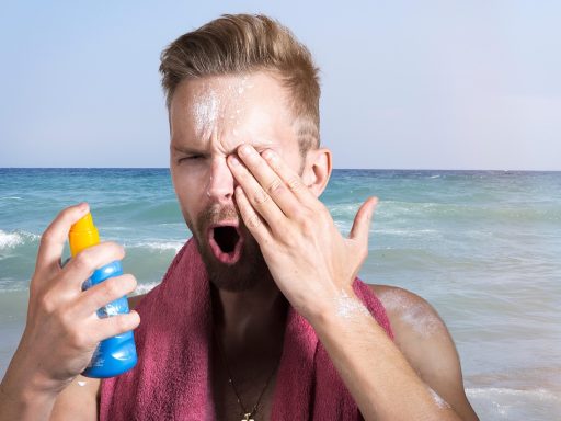 Verschillende tubes zonnebrandmiddel op een strand in de zomer