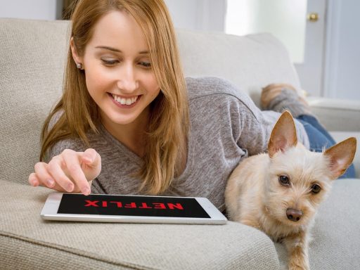Persoon die 's avonds ontspannen Netflix kijkt op de bank