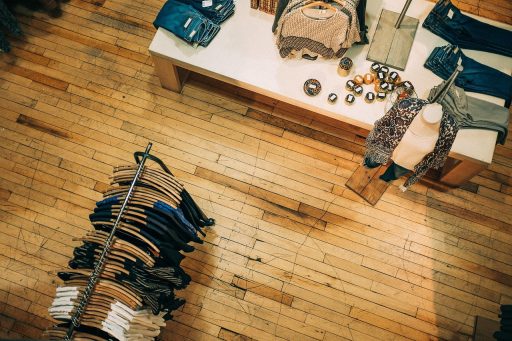 Een rek met kleding in een duurzame kledingwinkel, symbool voor slow fashion