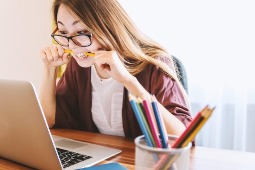 Persoon die kritisch een verdachte e-mail bekijkt op een laptop