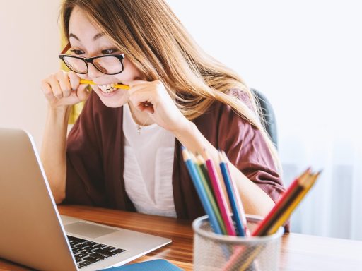 Persoon die kritisch een verdachte e-mail bekijkt op een laptop