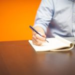 Ondernemer werkt aan laptop in een moderne kantooromgeving
