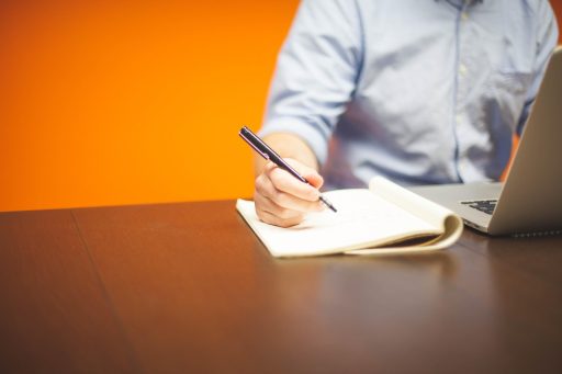 Ondernemer werkt aan laptop in een moderne kantooromgeving