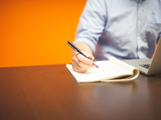 Ondernemer werkt aan laptop in een moderne kantooromgeving