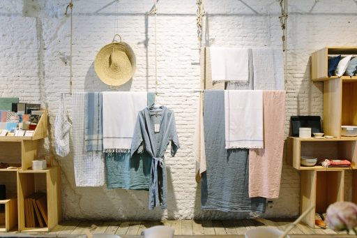 Een rek met tweedehands designerkleding in een winkel