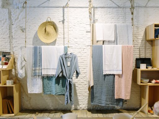 Een rek met tweedehands designerkleding in een winkel