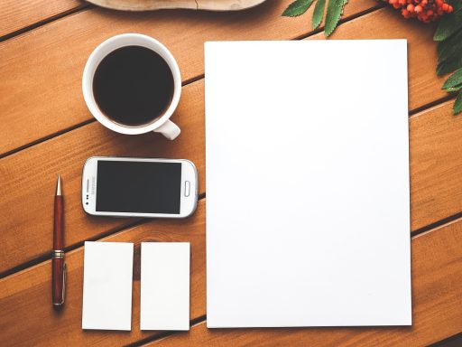 Meerdere tweedehands smartphones op een houten tafel klaar voor inspectie
