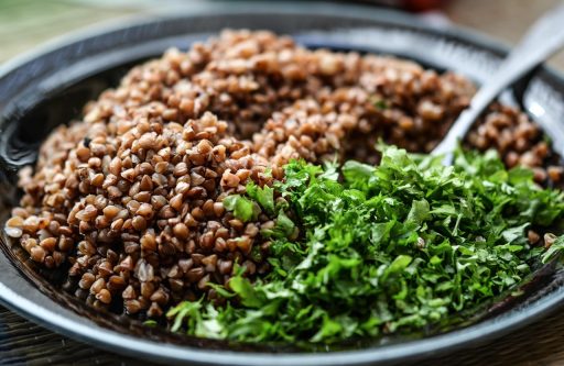 Een kleurrijke bowl met rijst, linzen, edamame en sesamzaad als voorbeeld van plantaardige eiwitcombinaties