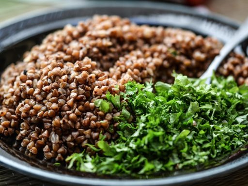 Een kleurrijke bowl met rijst, linzen, edamame en sesamzaad als voorbeeld van plantaardige eiwitcombinaties