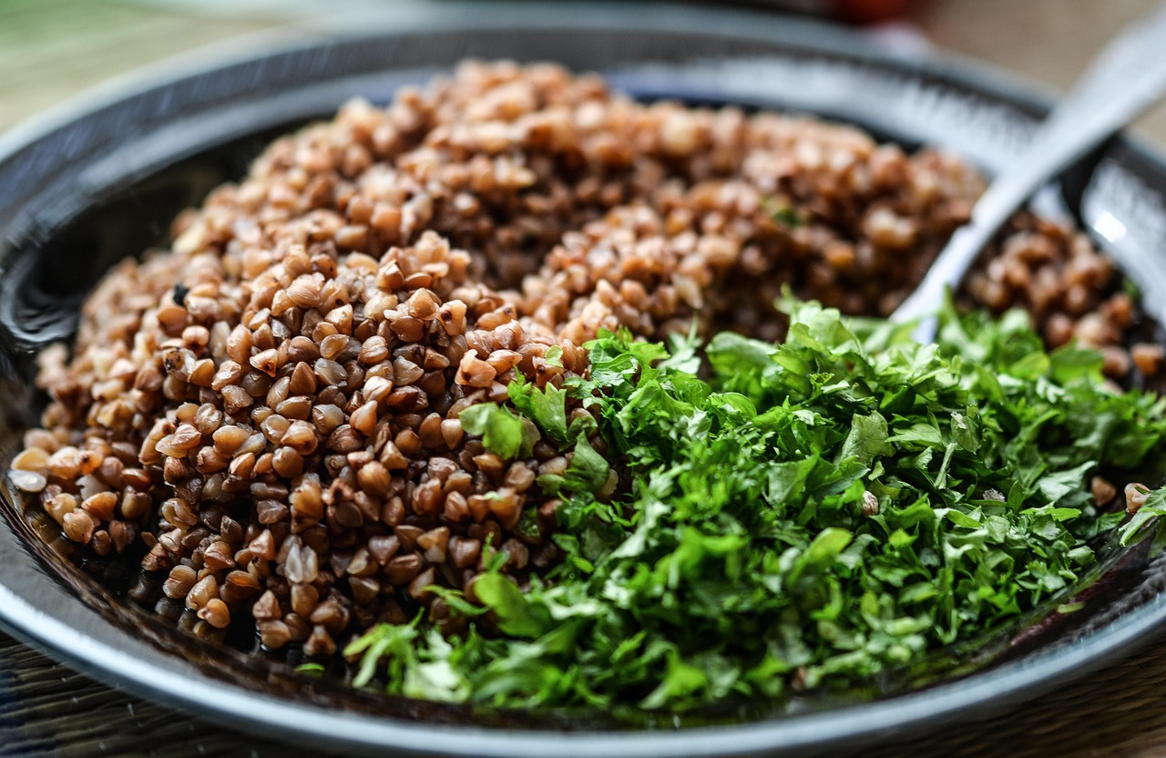 Een kleurrijke bowl met rijst, linzen, edamame en sesamzaad als voorbeeld van plantaardige eiwitcombinaties