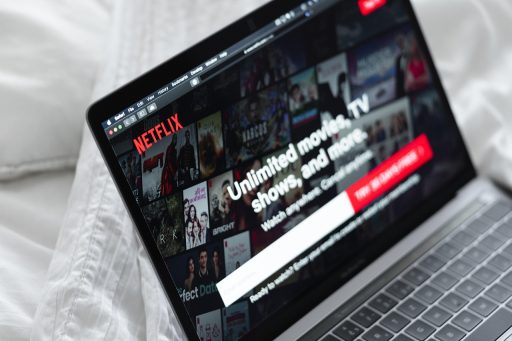 Persoon die Netflix bekijkt op een laptop in een donkere kamer