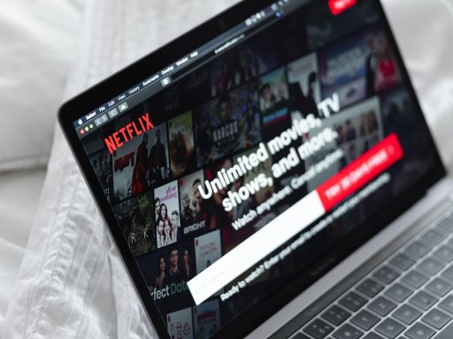 Persoon die Netflix bekijkt op een laptop in een donkere kamer
