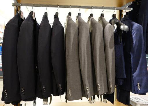Rekken met winterjassen en dikke truien in een kringloopwinkel