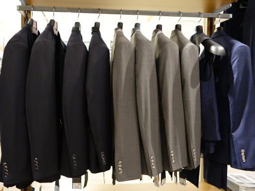 Rekken met winterjassen en dikke truien in een kringloopwinkel