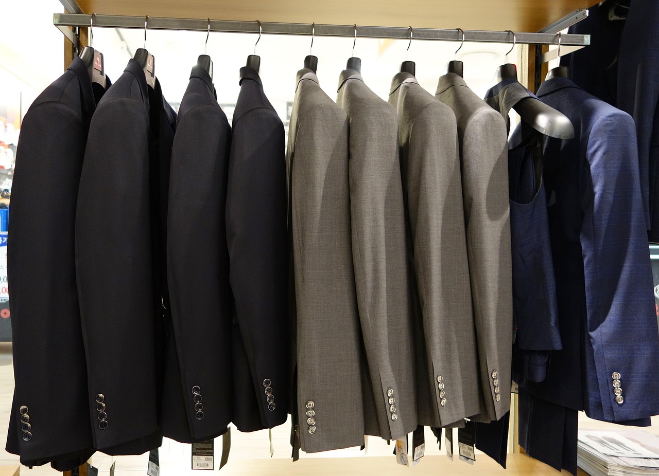 Rekken met winterjassen en dikke truien in een kringloopwinkel