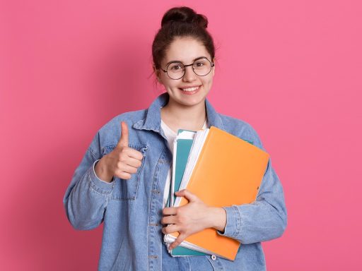 Volwassen student die studieboeken over voeding en diëtetiek bestudeert aan een bureau