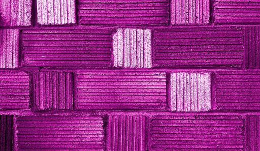 Wanddecoratie van natuurlijke en gerecyclede materialen in een modern interieur