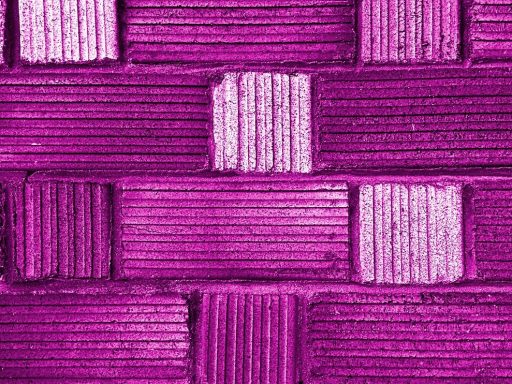 Wanddecoratie van natuurlijke en gerecyclede materialen in een modern interieur