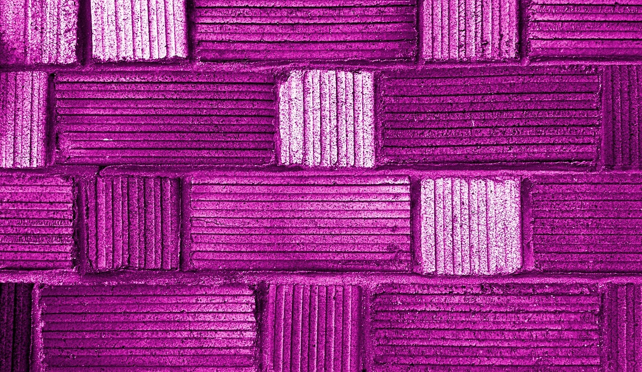 Wanddecoratie van natuurlijke en gerecyclede materialen in een modern interieur