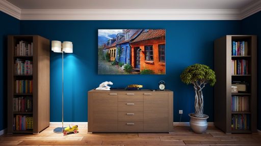 Woonkamer in huurwoning met zelfklevende wanddecoratie op een geschilderde muur