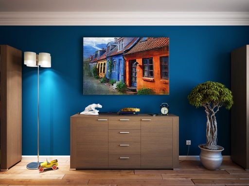 Woonkamer in huurwoning met zelfklevende wanddecoratie op een geschilderde muur