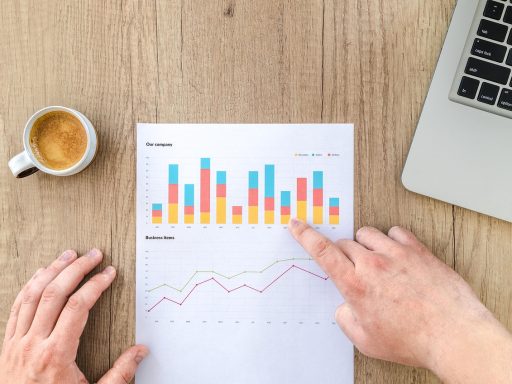Persoon die een zakelijk document controleert op een laptop