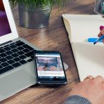 Startende ondernemer aan bureau met documenten en laptop