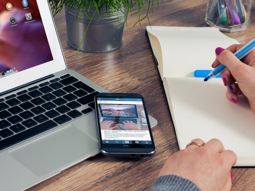 Startende ondernemer aan bureau met documenten en laptop
