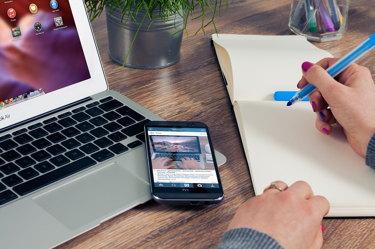Startende ondernemer aan bureau met documenten en laptop