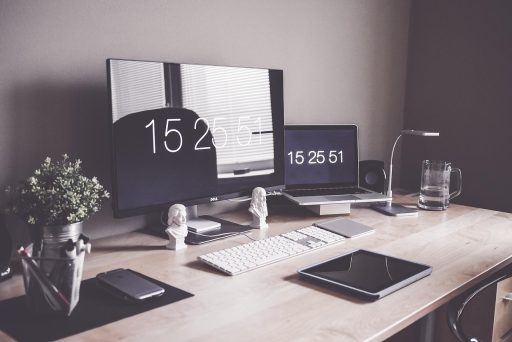 Extern qwerty-toetsenbord naast een laptop op een thuiswerkbureau