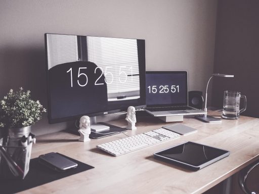 Extern qwerty-toetsenbord naast een laptop op een thuiswerkbureau