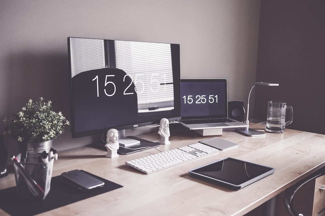 Extern qwerty-toetsenbord naast een laptop op een thuiswerkbureau