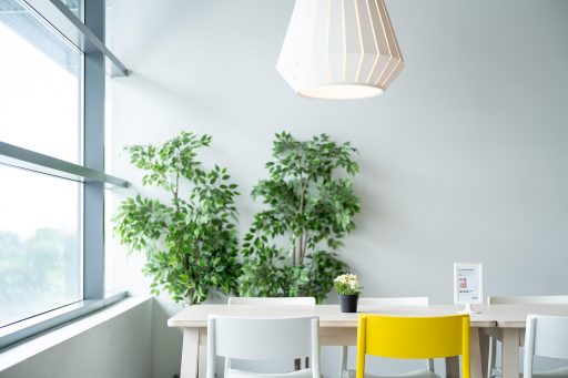 Warme vloerlamp in een gezellige woonkamer tijdens een herfstavond