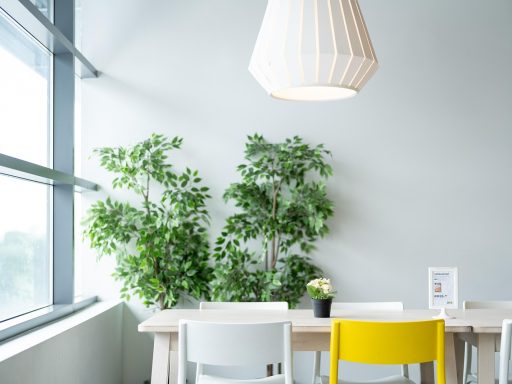 Warme vloerlamp in een gezellige woonkamer tijdens een herfstavond